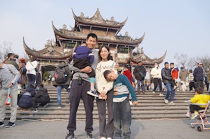 Dai Zhichao with his family