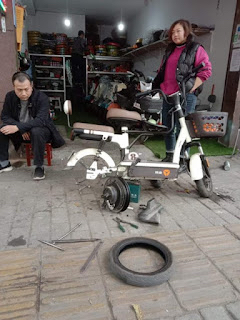Elder Li Yingqiang's electric scooter tire punctured