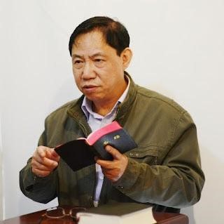 Hu Shigen reading the Holy Bible