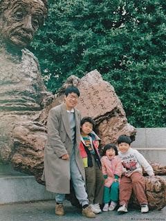 Wang Bingzhang, an imprisoned Chinese activist, with his three children before being arrested