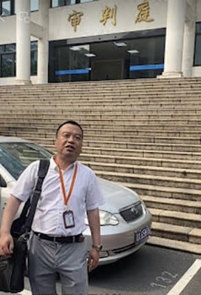 Attorney Guo Xiongwei outside the Shunde courthouse (Source: video screenshot)