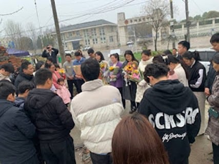 Pastor Zhang Sen led the Christians whose administrative detention had ended in prayer outside the detention center (Source: Internet)