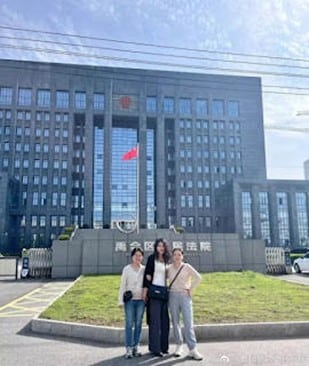 Ma Peipei, You Xiulin, and Liu Xunzhen outside the court supporting their respective husbands (Source: Internet)