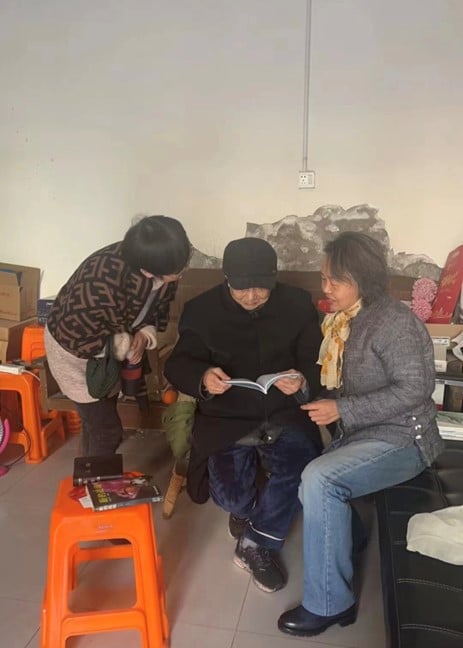 Photo: Gu Ti (right) preaches the gospel to the elderly. (Source: Internet)