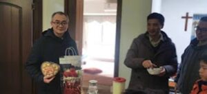 Church brothers and sisters visiting Preacher Wu Wuqing (first from left) (Credit: ChinaAid source)