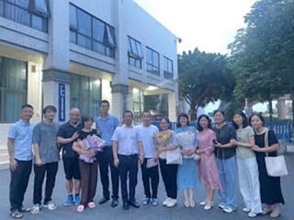 Zhu Longjiang (seventh from left) and Zhu Qiaoling (fourth from left) posing with others (Source: Internet)