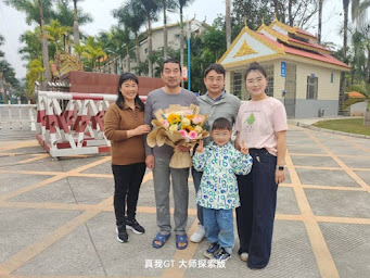 Pastor Shen Shaochun with family outside prison (Source: Internet)